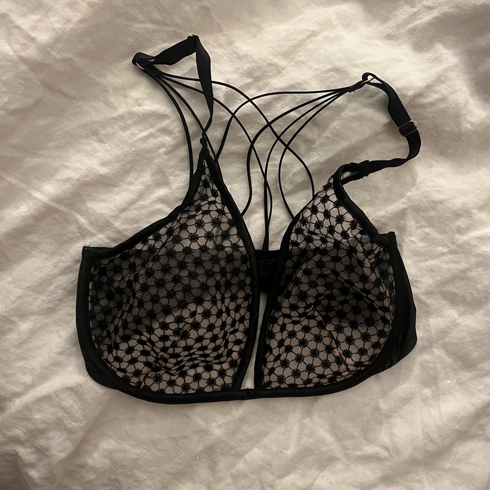 Black VS bralette/lingerie